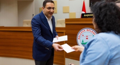 Başkan Yiğit, yeni evlenen çiftlere destek kartlarını teslim etti