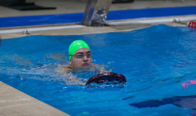 Engeller kulaçlarla aşılıyor