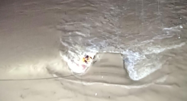 Menderes’te araç dereye uçtu