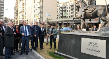 Ümit Özdağ'dan Abide-i Hürriyet Meydanı'na övgü