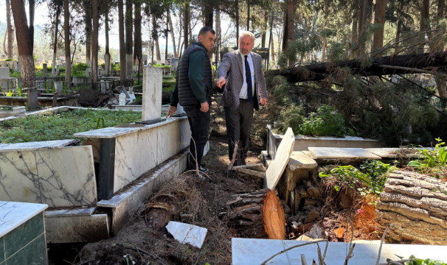 Fırtınadan etkilenen mezarlıklara hızlı müdahale
