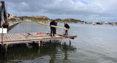 Foça’da iskeleler yaza hazırlanıyor