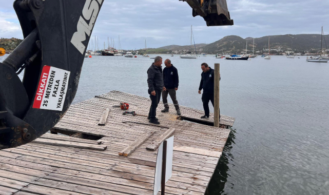 Foça’da iskeleler yaza hazırlanıyor