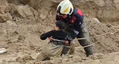 Torbalı'da çamura saplanan iki çocuğu itfaiye kurtardı