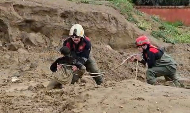 Torbalı'da çamura saplanan iki çocuğu itfaiye kurtardı