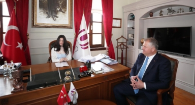 Urla Belediye Başkanlığı koltuğuna Türkiye’nin seçilmiş ilk çocuk meclisi başkanı oturdu