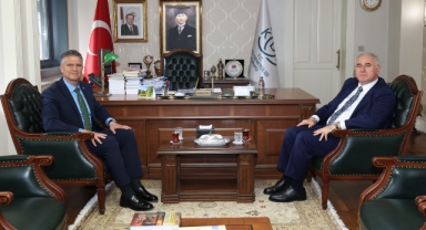Disiplin hukuku rehberi, Kamu Başdenetçisi Mehmet Akarca’ya sunuldu