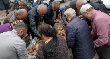 Vatandaşlara ücretsiz patates soğan dağıtıldı