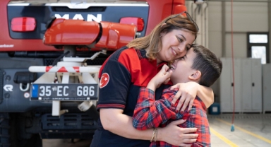 Yangında hayat kurtarıyor, evde oğlunun umudu oluyor