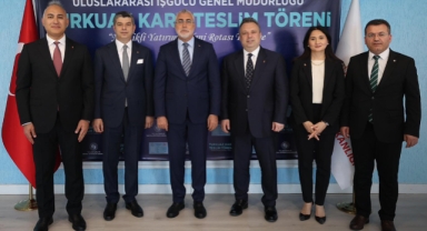 SOCAR Türkiye yöneticilerine Turkuaz Kart takdim edildi