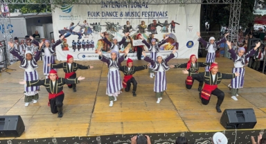 Minik halk dansçıları İzmir'i temsil etti