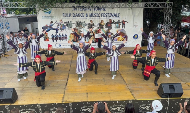 Minik halk dansçıları İzmir'i temsil etti