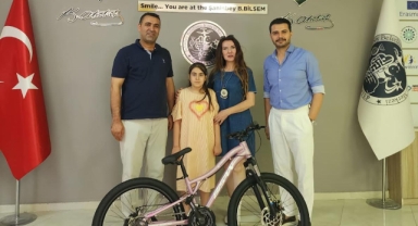 Minik ressamlar hediyelerine kavuştu