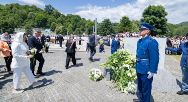 Srebrenica Katliamı’nın anma törenlerinden çarpıcı kareler
